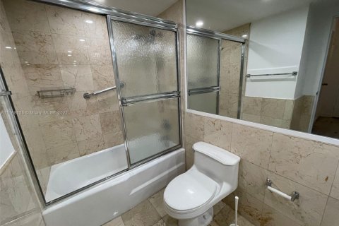 Condo in Miami Beach, Florida, 2 bedrooms  № 1864288 - photo 6