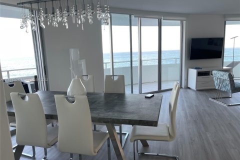 Condo in Miami Beach, Florida, 2 bedrooms  № 1864288 - photo 10