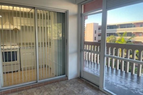 Кондоминиум с 1 спальней в Халландейл-Бич, Флорида № 2030704