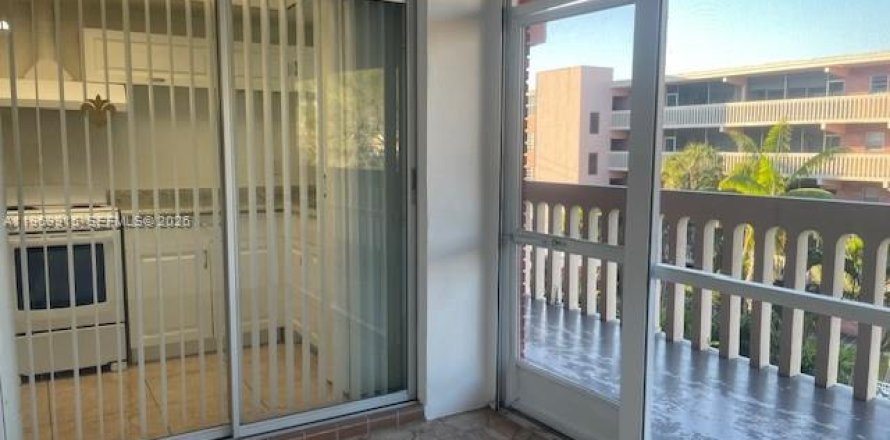 Кондоминиум с 1 спальней в Халландейл-Бич, Флорида № 2030704