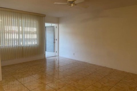 Снять в аренду кондоминиум в Халландейл-Бич, Флорида 1 спальня, 61.32м2, № 2030704 - фото 2