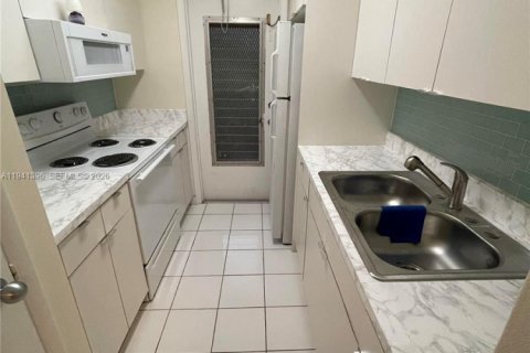 Condo in Hallandale Beach, Florida, 1 bedroom  № 1998593 - photo 30