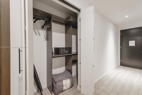 Condo in Miami, Florida, 1 bedroom  № 1713824 - photo 17