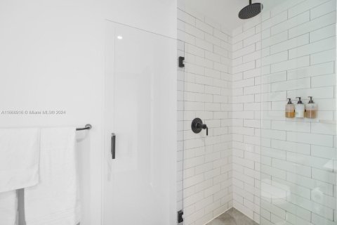 Condo in Miami, Florida, 1 bedroom  № 1713824 - photo 15