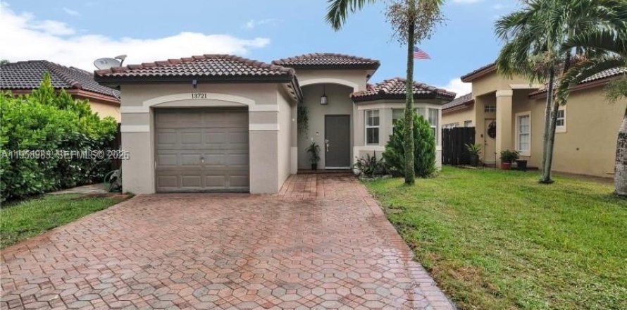 Дом в Майами, Флорида 4 спальни, 131.09м2 № 2017807