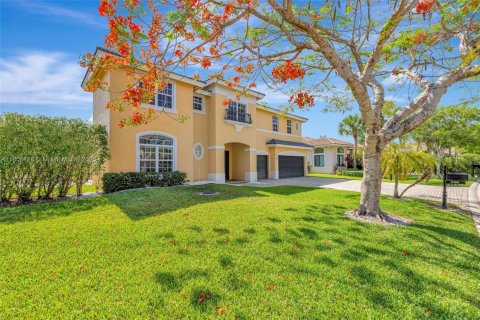 House in Coral Springs, Florida 5 bedrooms, 304.81 sq.m. № 1743984 - photo 1