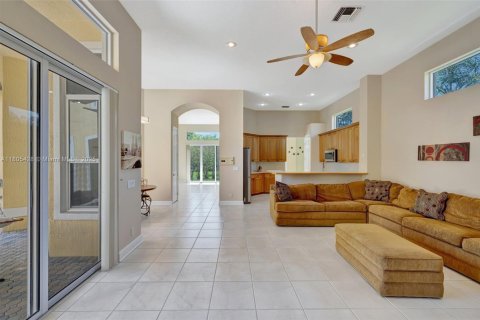 House in Coral Springs, Florida 5 bedrooms, 304.81 sq.m. № 1743984 - photo 15
