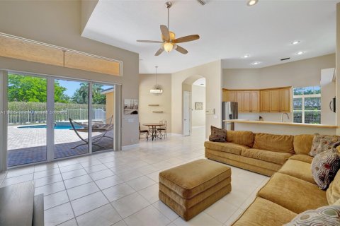 House in Coral Springs, Florida 5 bedrooms, 304.81 sq.m. № 1743984 - photo 11