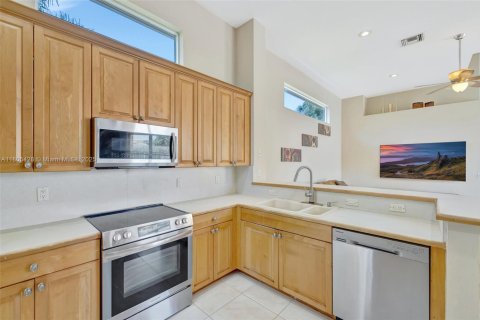 House in Coral Springs, Florida 5 bedrooms, 304.81 sq.m. № 1743984 - photo 18