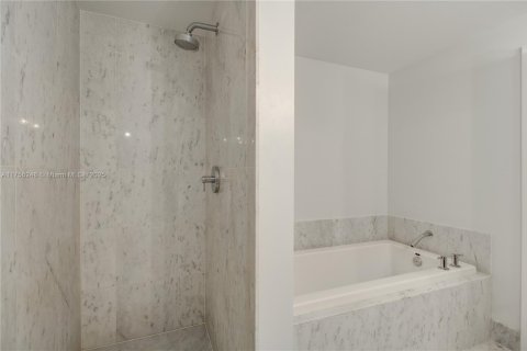 Condo in Miami, Florida, 2 bedrooms № 2183147 - photo 22