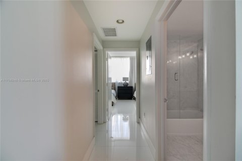 Condo in Miami, Florida, 2 bedrooms № 2183147 - photo 15