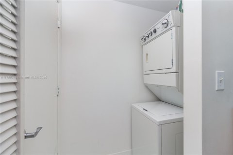 Condo in Miami, Florida, 2 bedrooms № 2183147 - photo 13
