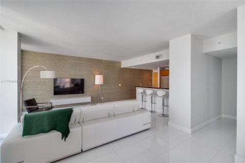 Condo in Miami, Florida, 2 bedrooms № 2183147 - photo 9