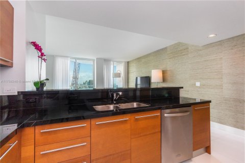 Condo in Miami, Florida, 2 bedrooms № 2183147 - photo 12