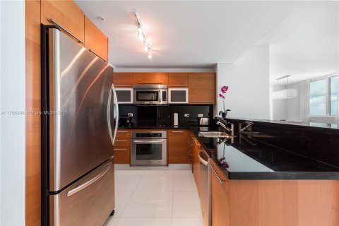 Condo in Miami, Florida, 2 bedrooms № 2183147 - photo 11
