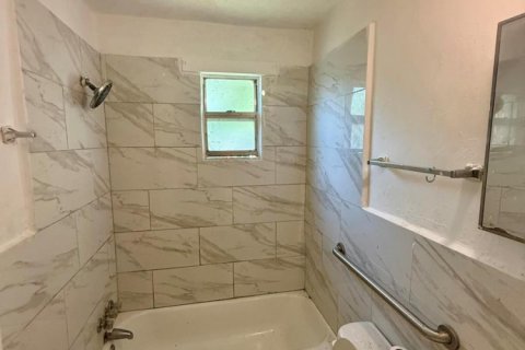House in Belle Glade, Florida 3 bedrooms, 98.48 sq.m. № 2179550 - photo 13