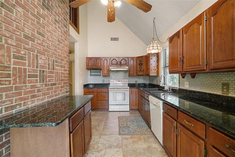 House in Eustis, Florida 6 bedrooms, 471.11 sq.m. № 1628508 - photo 10