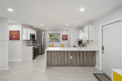 House in Miami, Florida 2 bedrooms, 78.5 sq.m. № 2043121 - photo 8