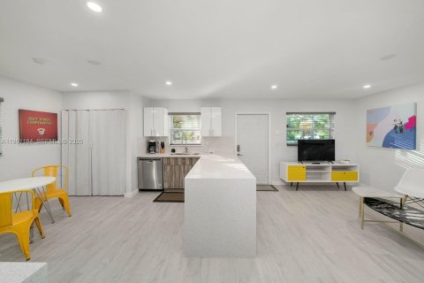 House in Miami, Florida 2 bedrooms, 78.5 sq.m. № 2043121 - photo 11