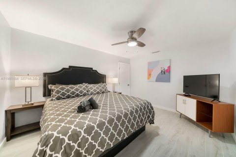 House in Miami, Florida 2 bedrooms, 78.5 sq.m. № 2043121 - photo 3