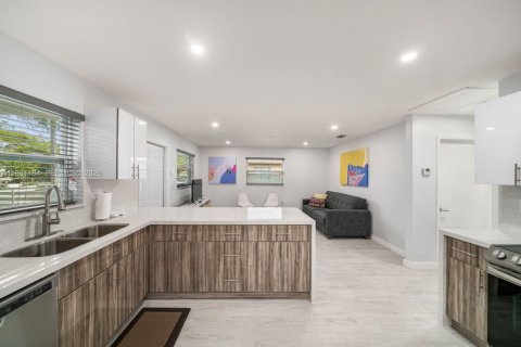 House in Miami, Florida 2 bedrooms, 78.5 sq.m. № 2043121 - photo 10