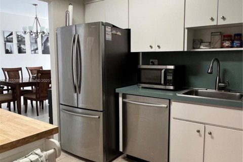 Condominio en venta en Sunny Isles Beach, Florida, 1 dormitorio, 70.79 m2 № 1984562 - foto 4