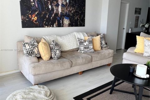 Condominio en venta en Sunny Isles Beach, Florida, 1 dormitorio, 70.79 m2 № 1984562 - foto 8