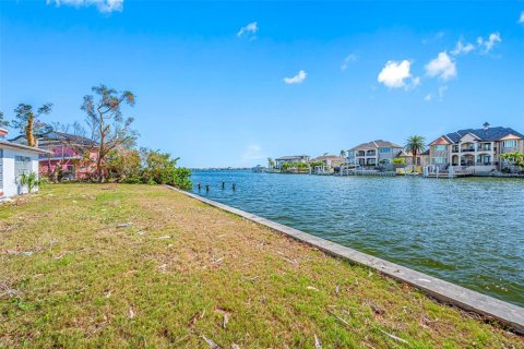 House in Saint Pete Beach, Florida 3 bedrooms, 206.61 sq.m. № 1432179 - photo 2