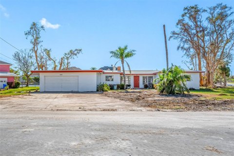 House in Saint Pete Beach, Florida 3 bedrooms, 206.61 sq.m. № 1432179