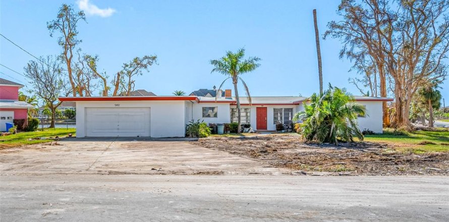 House in Saint Pete Beach, Florida 3 bedrooms, 206.61 sq.m. № 1432179