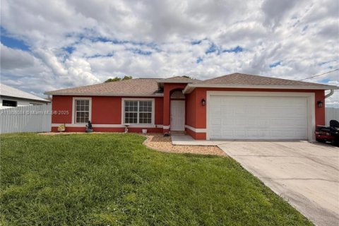 House in Cape Coral, Florida 3 bedrooms, 123.75 sq.m. № 1747966 - photo 20