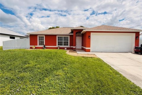 House in Cape Coral, Florida 3 bedrooms, 123.75 sq.m. № 1747966 - photo 12
