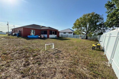 House in Cape Coral, Florida 3 bedrooms, 123.75 sq.m. № 1747966 - photo 10