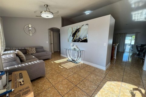 House in Cape Coral, Florida 3 bedrooms, 123.75 sq.m. № 1747966 - photo 2