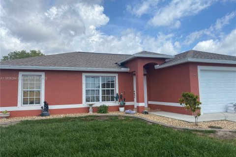House in Cape Coral, Florida 3 bedrooms, 123.75 sq.m. № 1747966 - photo 1