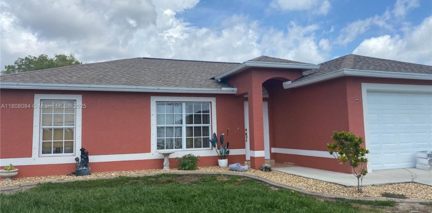 House in Cape Coral, Florida 3 bedrooms, 123.75 sq.m. № 1747966