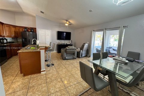 House in Cape Coral, Florida 3 bedrooms, 123.75 sq.m. № 1747966 - photo 8