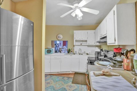 Condo in Miami, Florida, 1 bedroom  № 358638 - photo 18