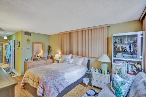 Condo in Miami, Florida, 1 bedroom  № 358638 - photo 25