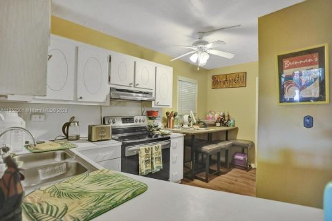 Condo in Miami, Florida, 1 bedroom  № 358638 - photo 16