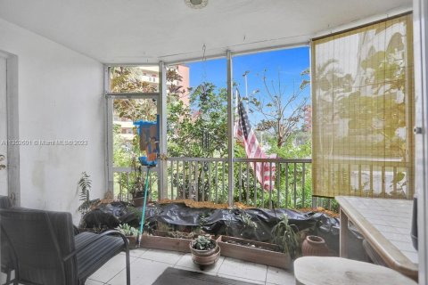 Condo in Miami, Florida, 1 bedroom  № 358638 - photo 3