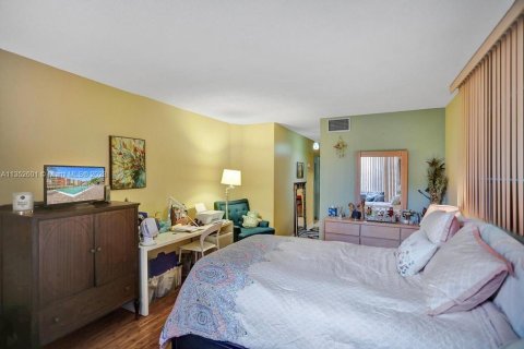 Condo in Miami, Florida, 1 bedroom  № 358638 - photo 26