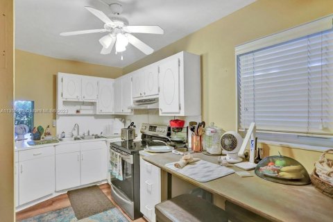 Condo in Miami, Florida, 1 bedroom  № 358638 - photo 17