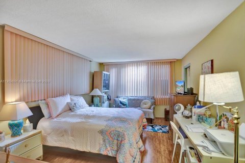 Condo in Miami, Florida, 1 bedroom  № 358638 - photo 23