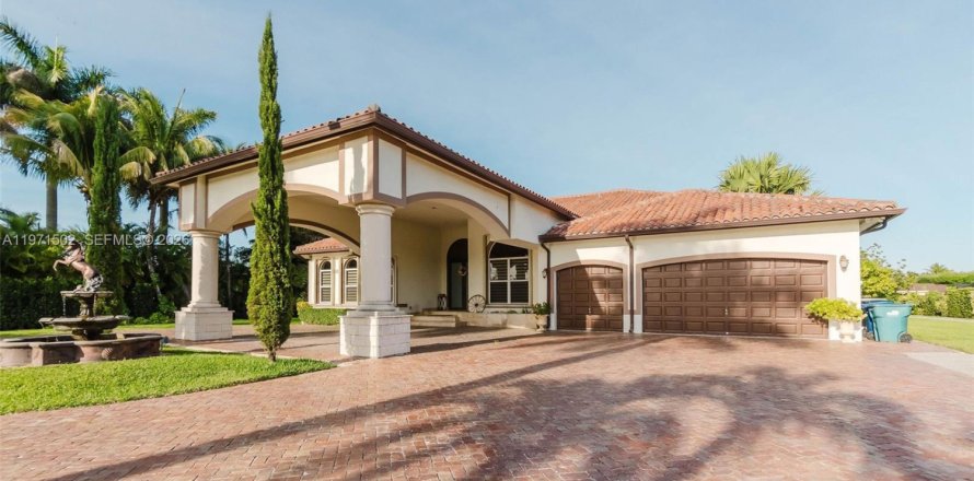 Дом в Хомстед, Флорида 5 комнат, 313.73м2 № 2032528