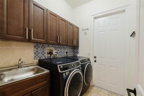 Купить виллу или дом в Хомстед, Флорида 5 комнат, 313.73м2, № 2032528 - фото 24