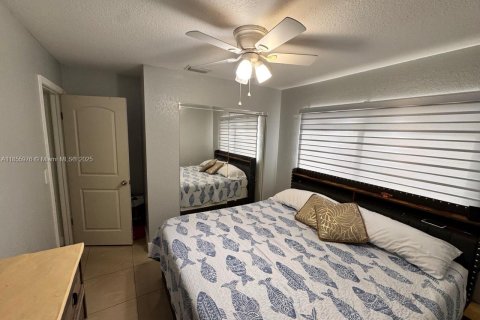 House in Hialeah Gardens, Florida 3 bedrooms, 144 sq.m. № 1878429 - photo 6