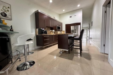 House in Hialeah Gardens, Florida 3 bedrooms, 144 sq.m. № 1878429 - photo 13
