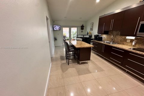 House in Hialeah Gardens, Florida 3 bedrooms, 144 sq.m. № 1878429 - photo 12
