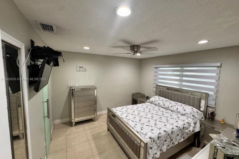 House in Hialeah Gardens, Florida 3 bedrooms, 144 sq.m. № 1878429 - photo 18